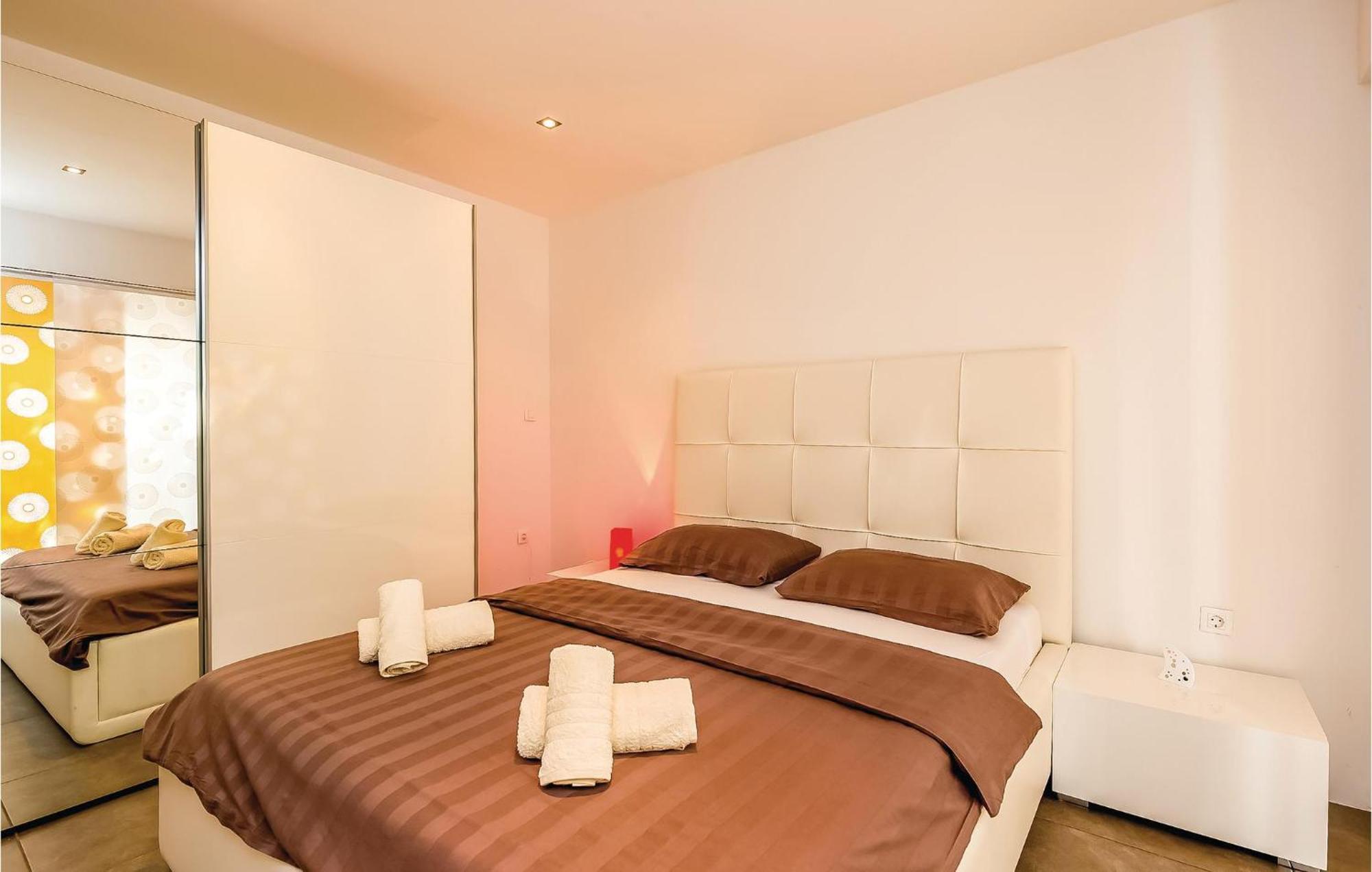 2 Bedroom Lovely Apartment In Crikvenica Kültér fotó