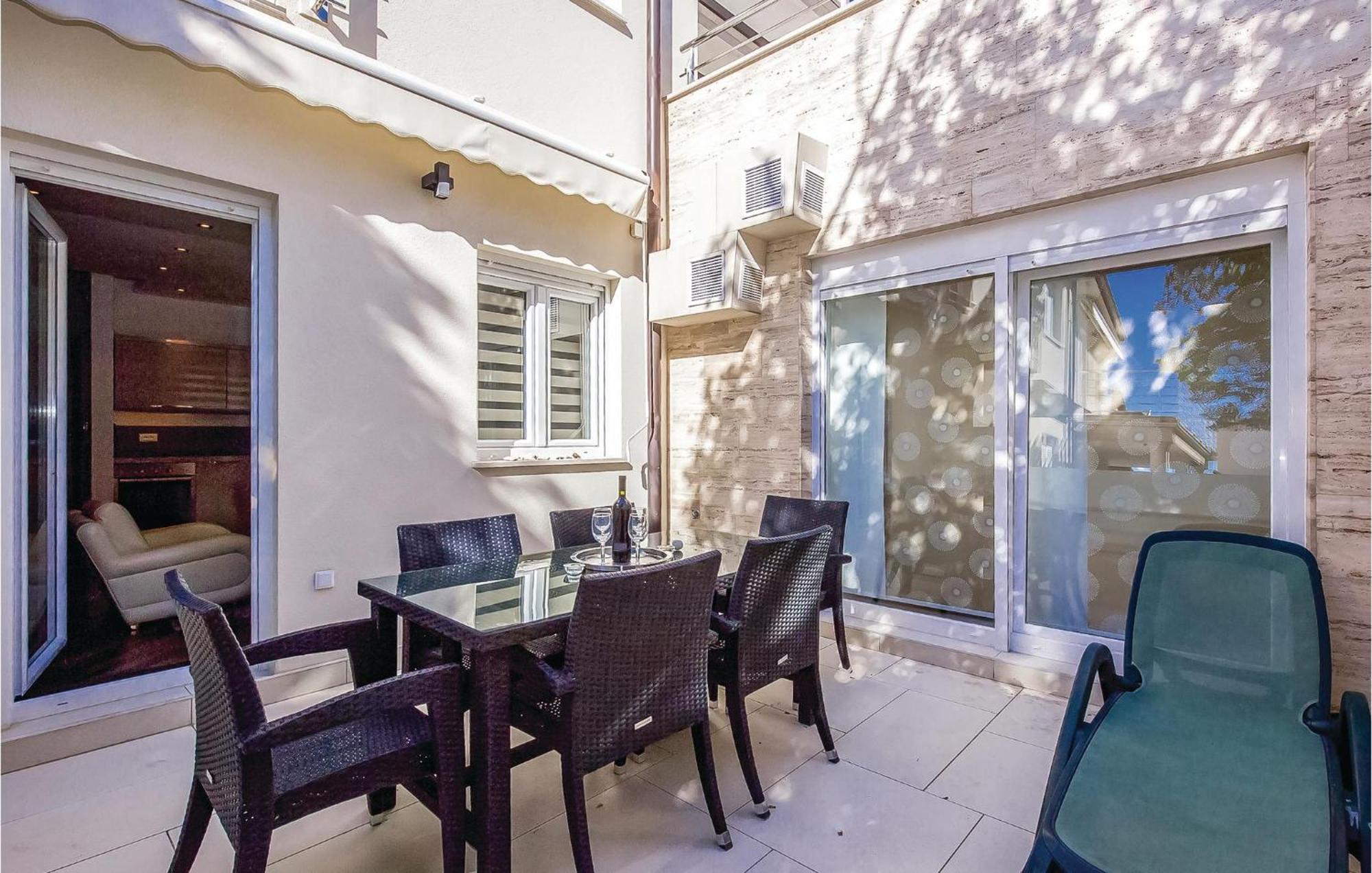 2 Bedroom Lovely Apartment In Crikvenica Kültér fotó