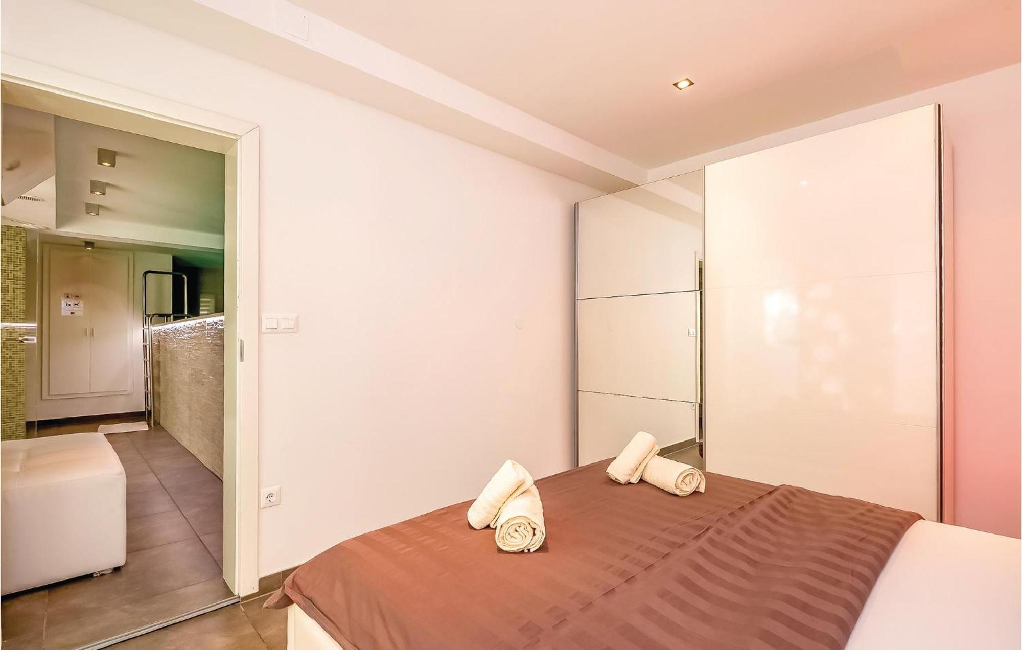 2 Bedroom Lovely Apartment In Crikvenica Kültér fotó